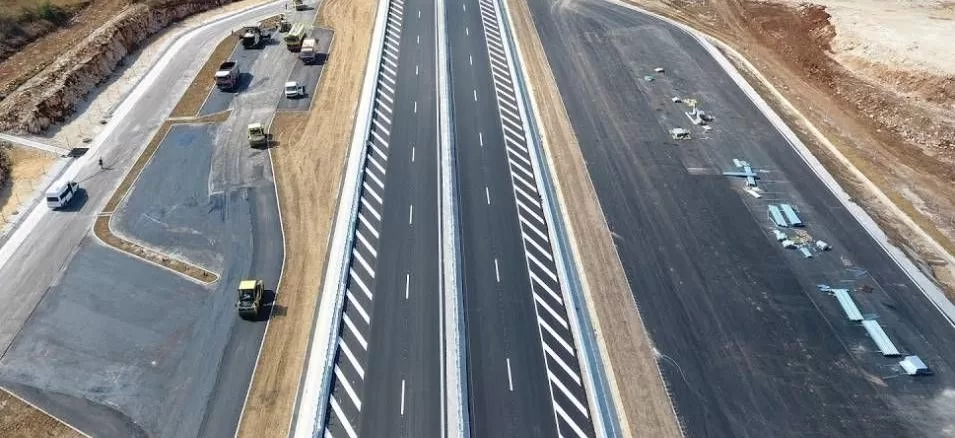 an aerial view of a highway, магистрала, апи