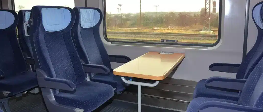 a table in a train,бдж